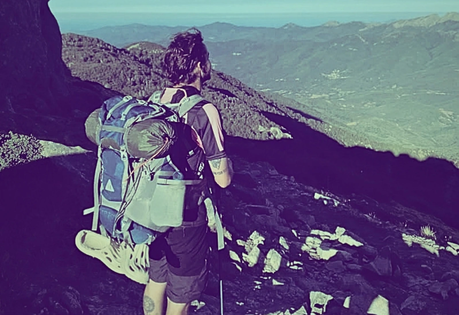 Au départ, le sac sur le dos, face aux collines corses.